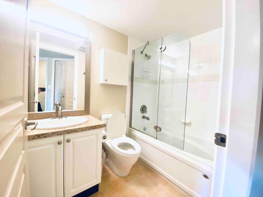 Amazing Location 2 Bedroom Minutes From Downtown Victoria Exterior foto