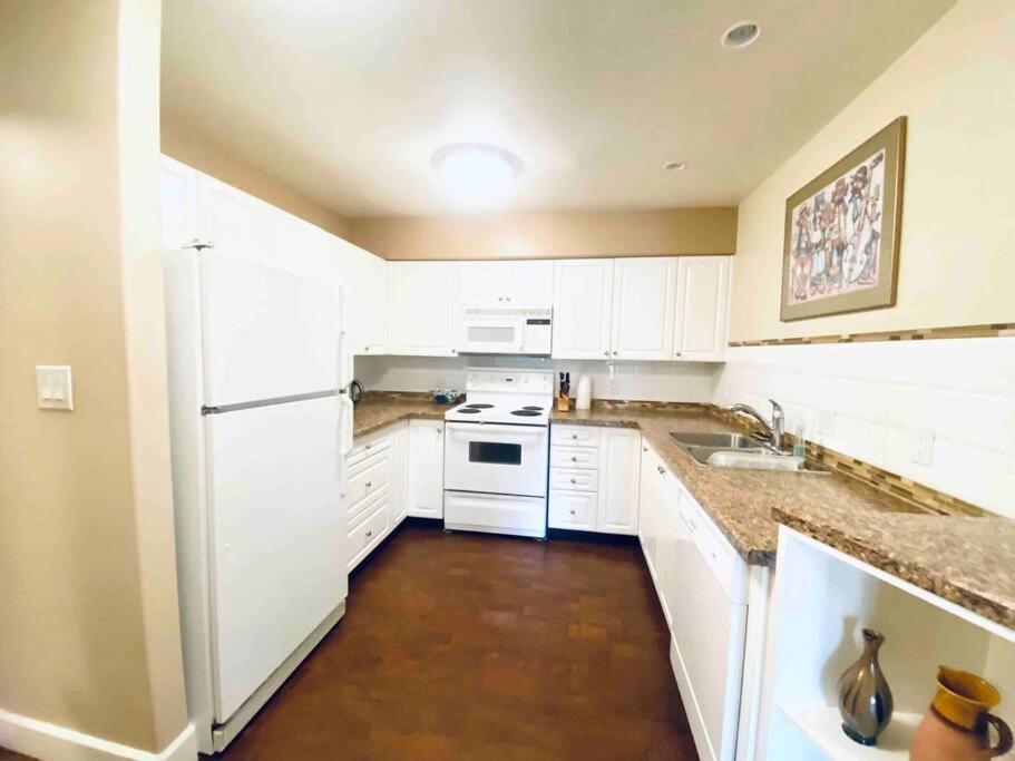 Amazing Location 2 Bedroom Minutes From Downtown Victoria Exterior foto