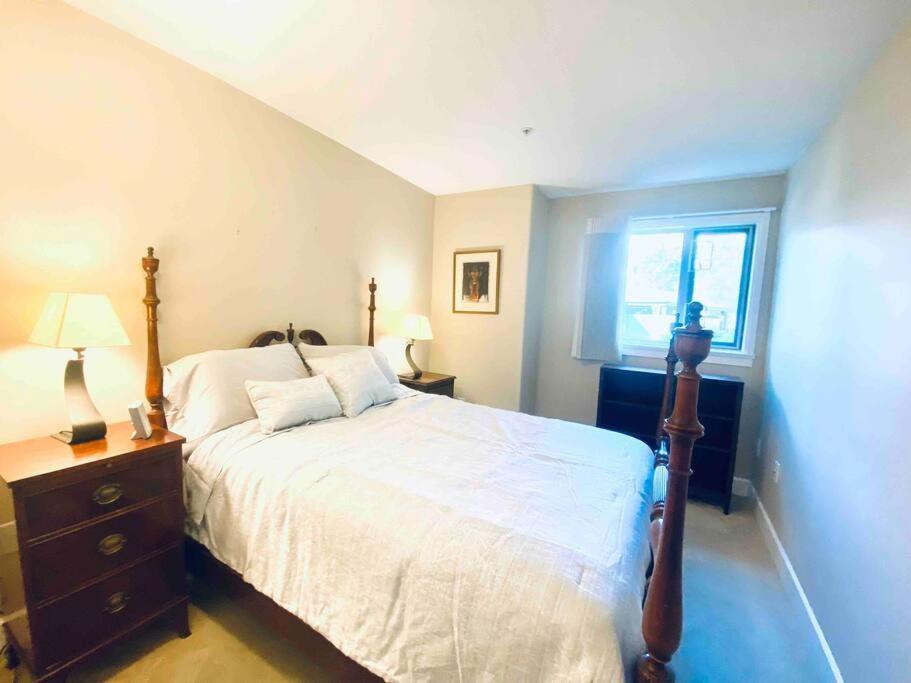 Amazing Location 2 Bedroom Minutes From Downtown Victoria Exterior foto